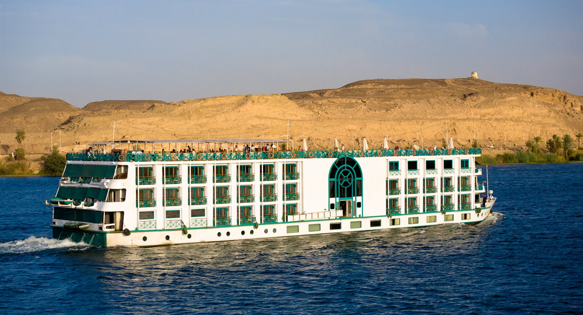 River cruise ship cruising down the Nile — Nile river cruise deals